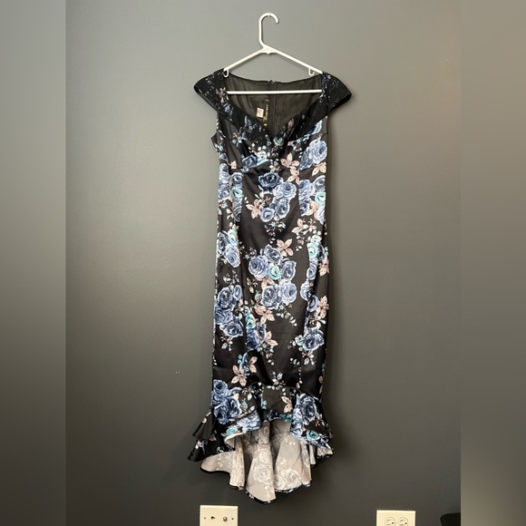 Pinup Girl Clothing Laura Byrnes Design Isabella Dress in Blue Roses in Size M - Picture 2 of 6